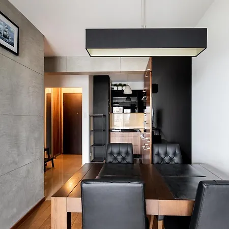 Atrium Apartment *
