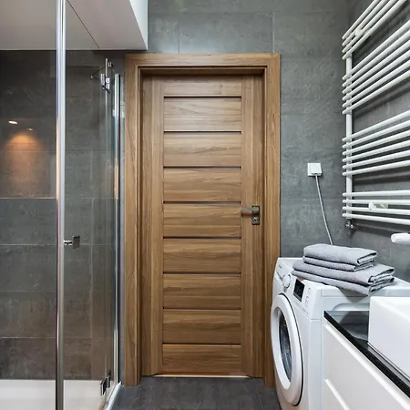 Atrium Apartment *